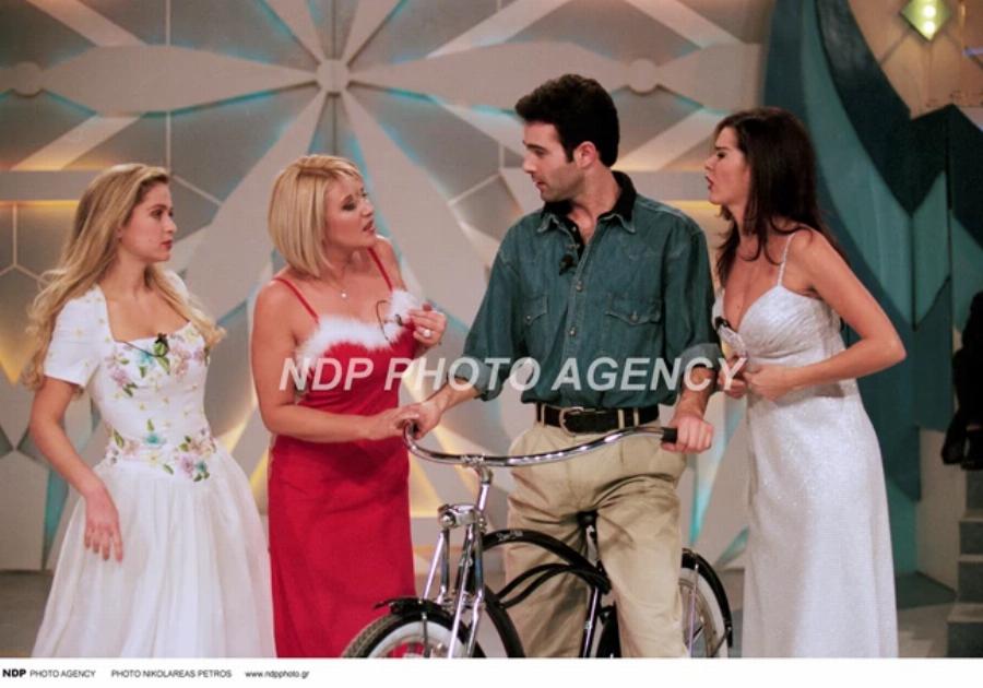 Άφησαν εποχή αυτές οι Πρωτοχρονιές: Τα επικά ρεβεγιόν της Ρούλας Κορομηλά και η αλησμόνητη πρόταση γάμου Σχοινά σε Γαρμπή