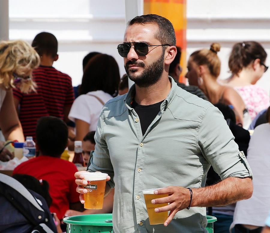 Χαρούμενος μπαμπάς ο Λεωνίδας Κουτσόπουλος: Η πρώτη φωτογραφία με τον γιο αγκαλιά να χαλαρώνει και να πίνει μπύρα