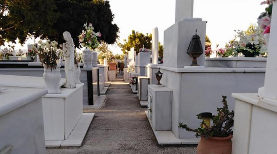 Συγκίνηση στο Ηράκλειο: Κρητικός έθαψε στον οικογενειακό τάφο τον αγαπημένο του σκύλο