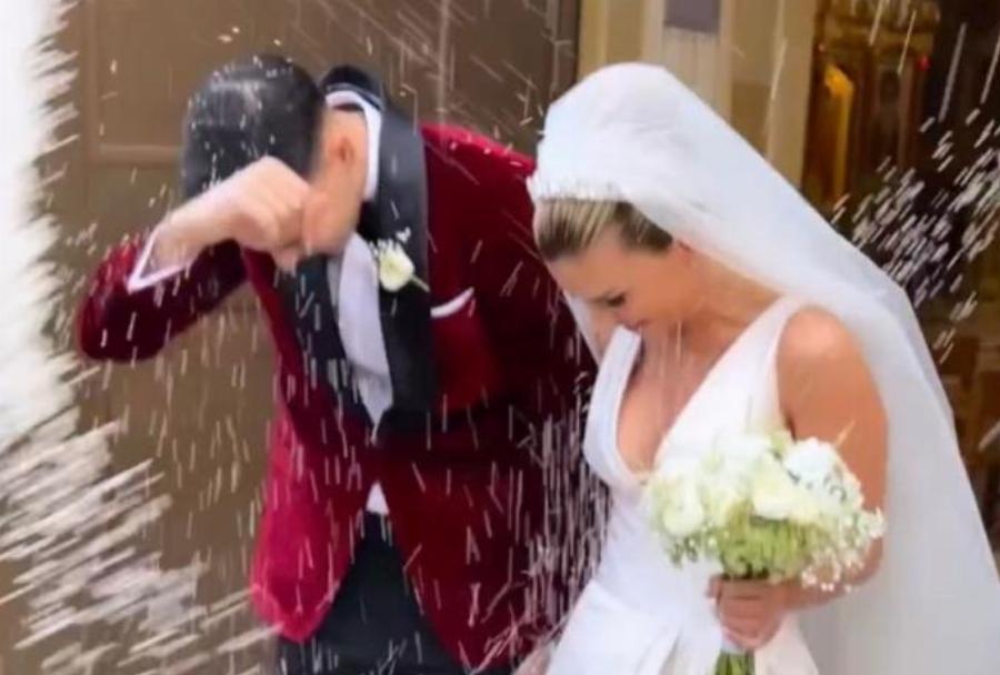 Έπιασε το μικρόφωνο ο Κώστας Σλούκας: Τραγούδησε στον γάμο του «Μήπως είμαι τρελός, μήπως τα έχω χαμένα»