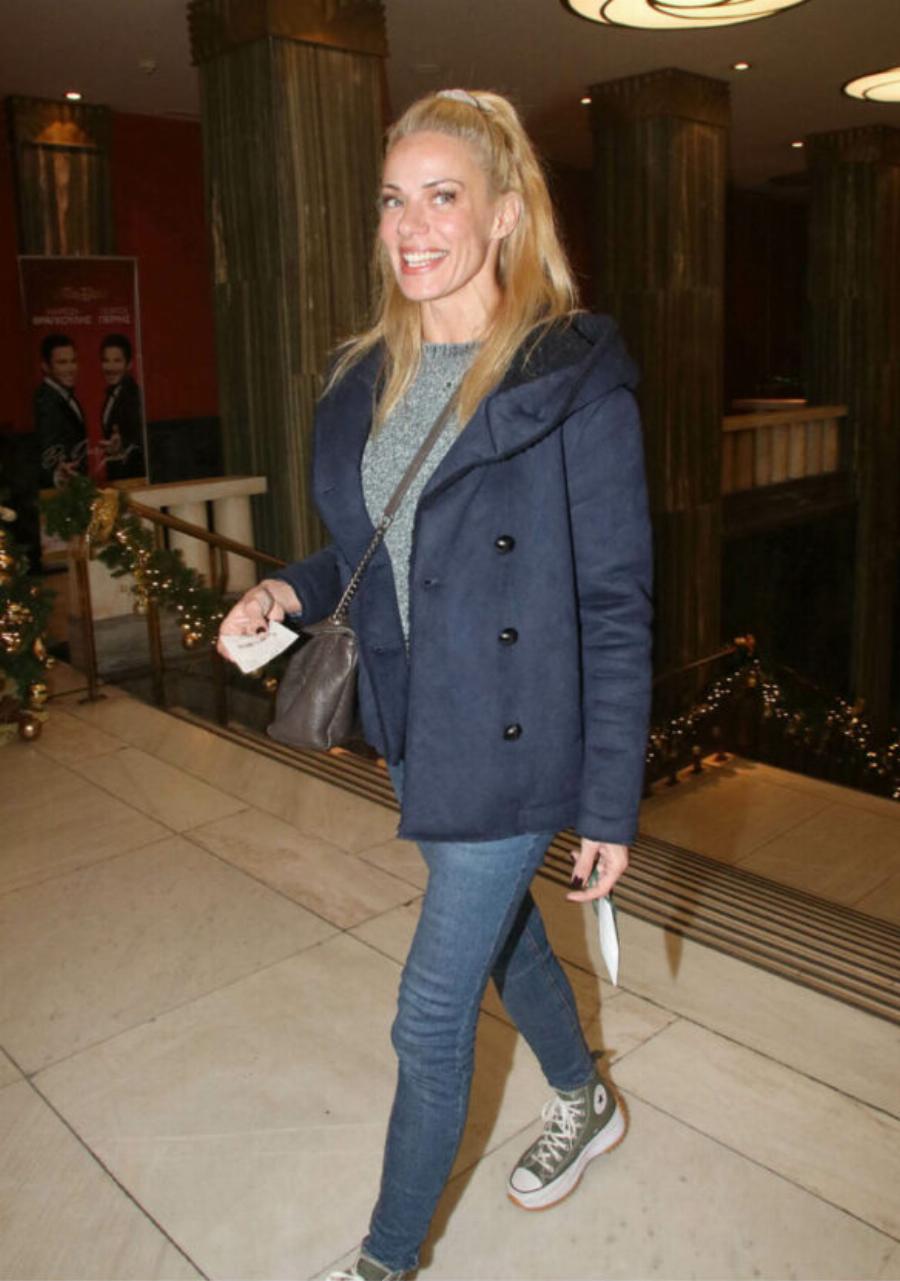 Όλα τα βλέμματα στα πόδια της: Η Ζέτα Μακρυπούλια, έβαλε στο θέατρο το παπούτσι που δεν πάει το μυάλο σου