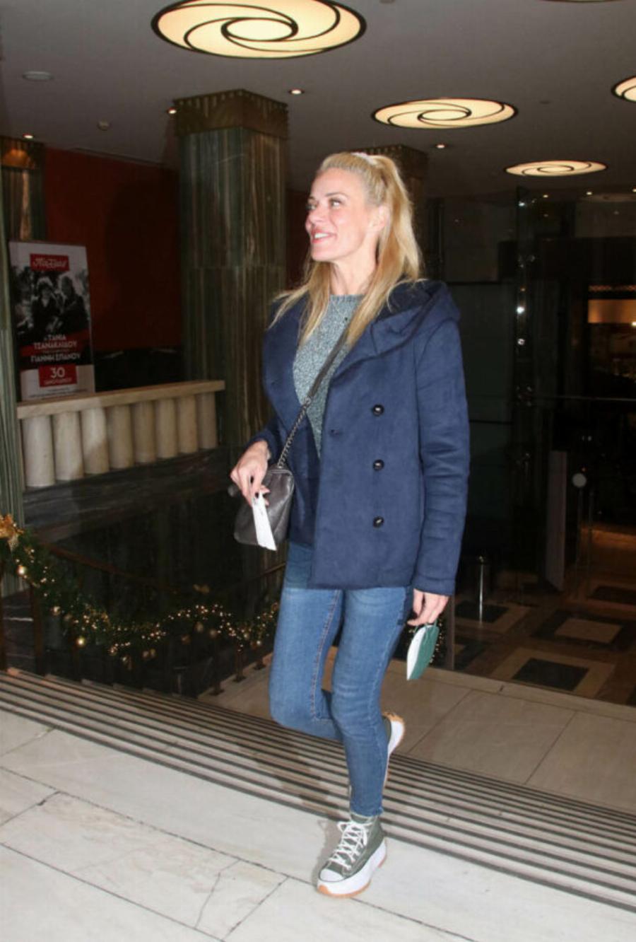 Όλα τα βλέμματα στα πόδια της: Η Ζέτα Μακρυπούλια, έβαλε στο θέατρο το παπούτσι που δεν πάει το μυάλο σου