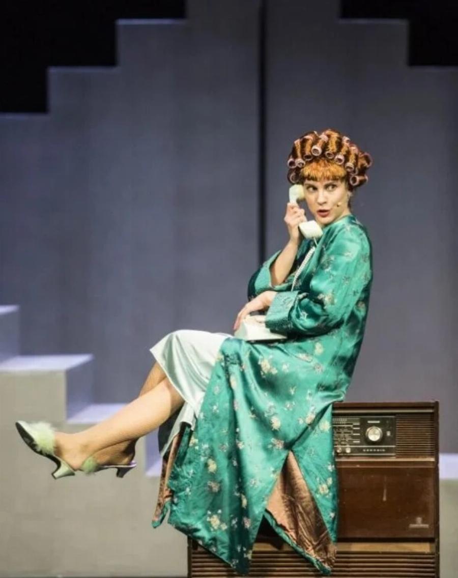 Ολόιδια η Ναταλία Τσαλίκη: Η κόρη του Γιάννη μπέζου και της ηθοποιοί είναι 32 ετών, μελαχρινή και ακολουθεί τα βήματα των διάσημων γονιών της