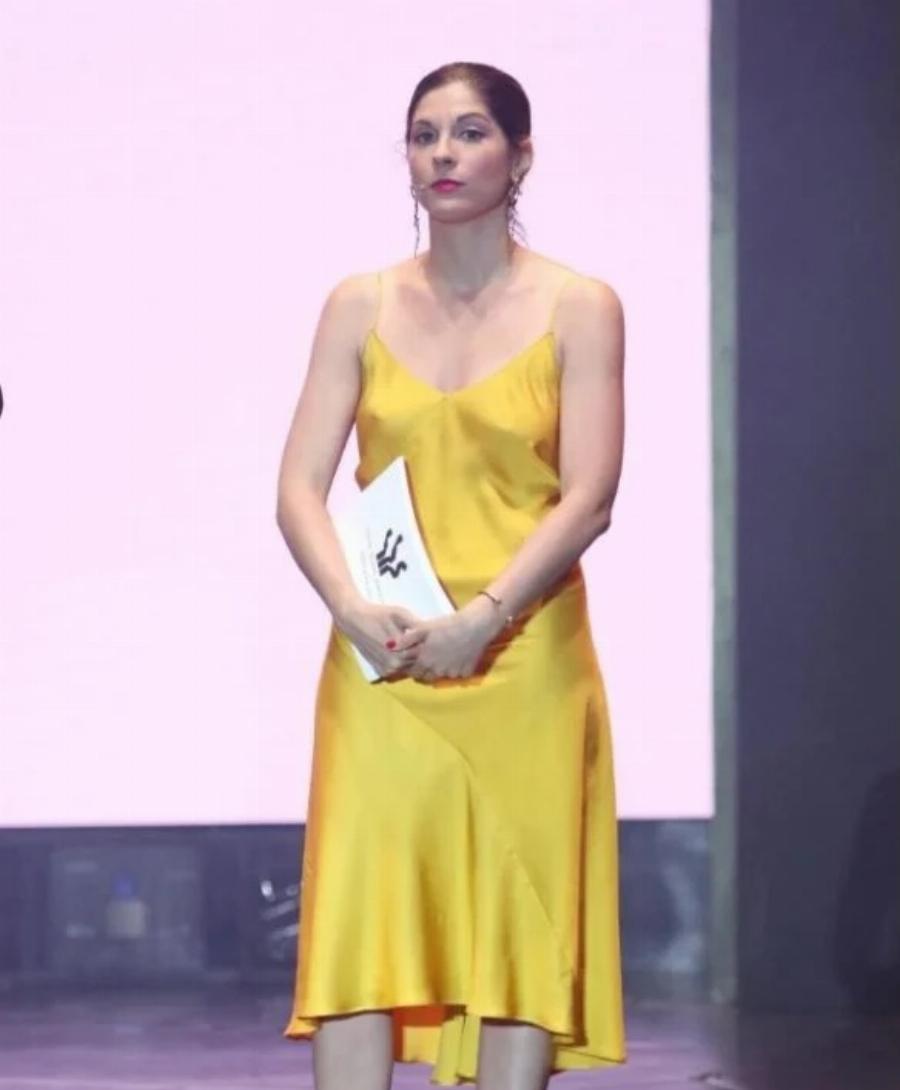 Ολόιδια η Ναταλία Τσαλίκη: Η κόρη του Γιάννη μπέζου και της ηθοποιοί είναι 32 ετών, μελαχρινή και ακολουθεί τα βήματα των διάσημων γονιών της