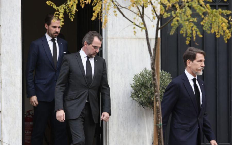 Το δίλημμα που επικρατεί: Πρέπει να κηδευτεί με τιμές αρχηγού κράτους ο τέως βασιλιάς Κωνσταντίνος;