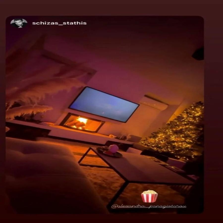 Είναι ένα αληθινό όνειρο: Τεράστιος καναπές, παντού παράθυρα και όλα λευκά – Το σπίτι των Παναγιώταρου και Σχίζα τα έχει όλα