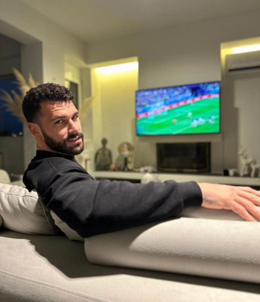 Είναι ένα αληθινό όνειρο: Τεράστιος καναπές, παντού παράθυρα και όλα λευκά – Το σπίτι των Παναγιώταρου και Σχίζα τα έχει όλα