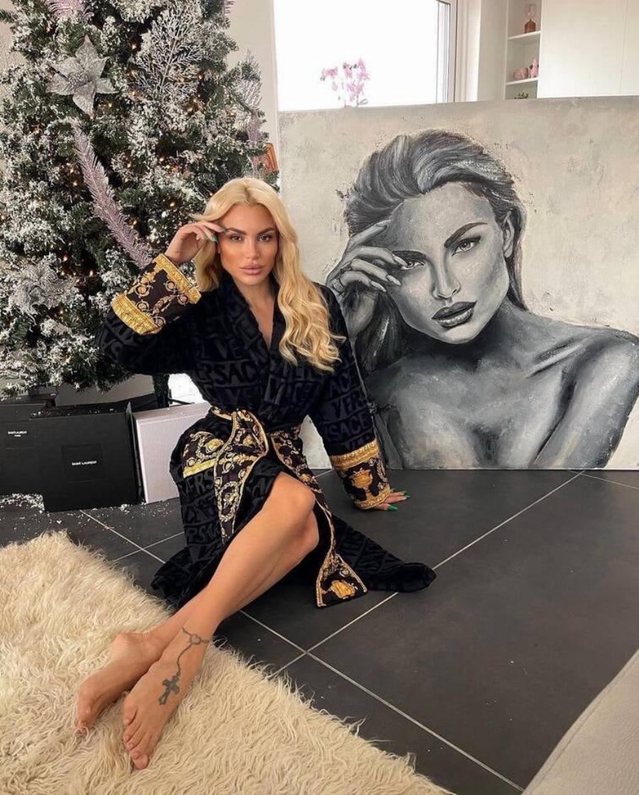 Είναι ένα αληθινό όνειρο: Τεράστιος καναπές, παντού παράθυρα και όλα λευκά – Το σπίτι των Παναγιώταρου και Σχίζα τα έχει όλα