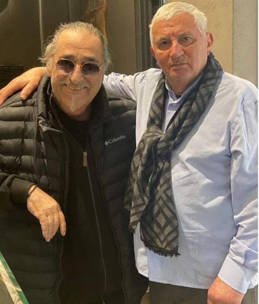 Έμεινε μισός με λευκά μαλλιά και μούσια: Άλλος άνθρωπος ο Βασίλης Καρράς μετά την χειρουργική επέμβαση