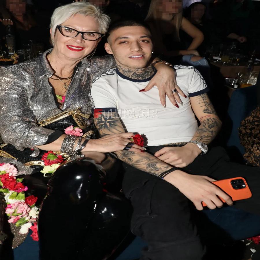 Μαμά και γιος στα μπουζούκια: Ο τράπερ Trannos διασκέδασε με τη μητέρα του μέχρι τις πρώτες πρωινές ώρες