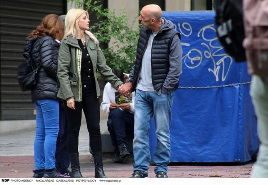 Δεν κρύβουν τον έρωτα τους: Η Έλενα Ράπτη και ο Γιάννης Μπρατάκος σε μια σπάνια έξοδο χέρι-χέρι στο κέντρο της Αθήνας