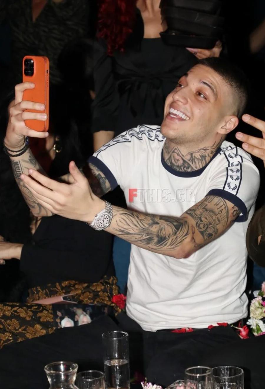 Μαμά και γιος στα μπουζούκια: Ο τράπερ Trannos διασκέδασε με τη μητέρα του μέχρι τις πρώτες πρωινές ώρες