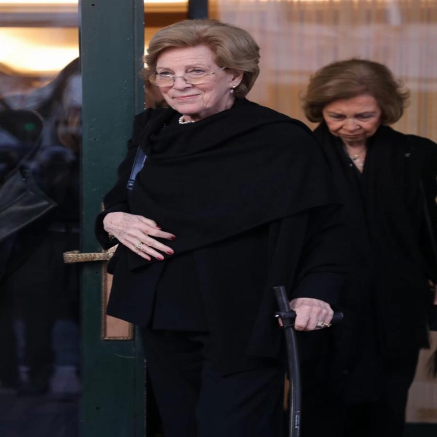 Με μπαστούνι και αθλητικά παπούτσια η Άννα Μαρία της Δανίας: «Μποτιλιάρισμα» στο κέντρο για τη σύζυγο του τέως, σταματούσαν τα αμάξια να την δουν