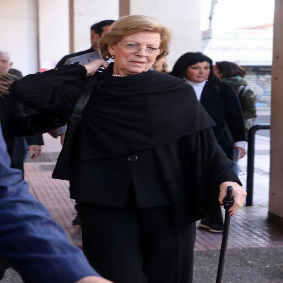 Με μπαστούνι και αθλητικά παπούτσια η Άννα Μαρία της Δανίας: «Μποτιλιάρισμα» στο κέντρο για τη σύζυγο του τέως, σταματούσαν τα αμάξια να την δουν