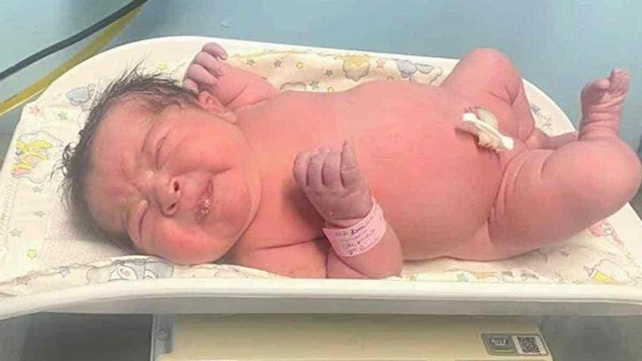 Μαμά γέννησε… γίγαντα 5 κιλών: «Πάλι καλά που γέννησα με καισαρική!» αναφώνησε