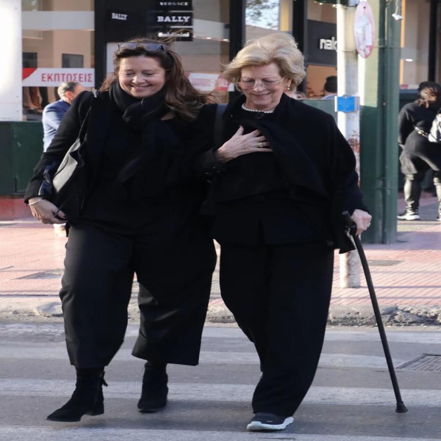 Με μπαστούνι και αθλητικά παπούτσια η Άννα Μαρία της Δανίας: «Μποτιλιάρισμα» στο κέντρο για τη σύζυγο του τέως, σταματούσαν τα αμάξια να την δουν