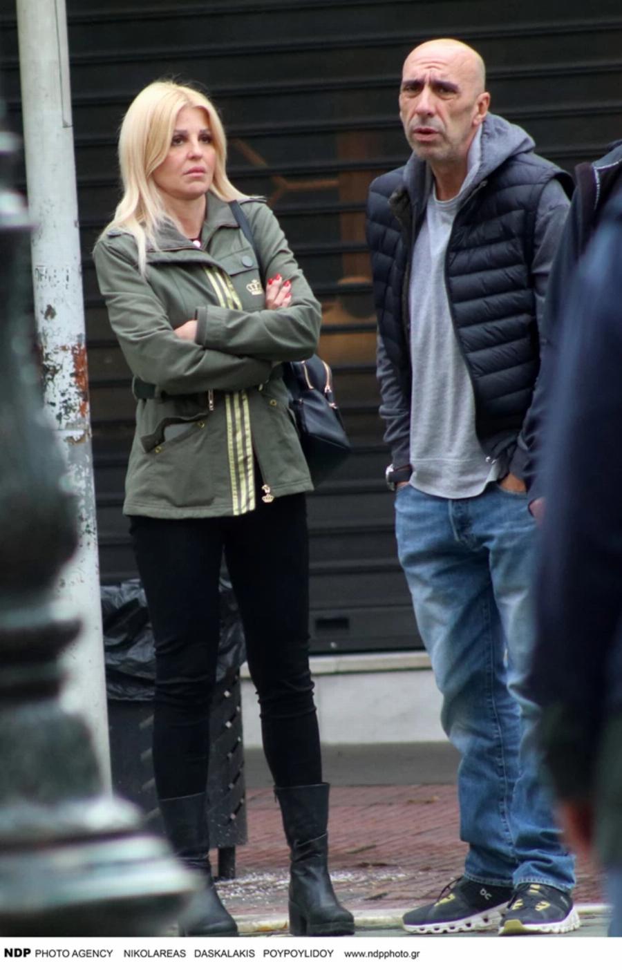 Δεν κρύβουν τον έρωτα τους: Η Έλενα Ράπτη και ο Γιάννης Μπρατάκος σε μια σπάνια έξοδο χέρι-χέρι στο κέντρο της Αθήνας