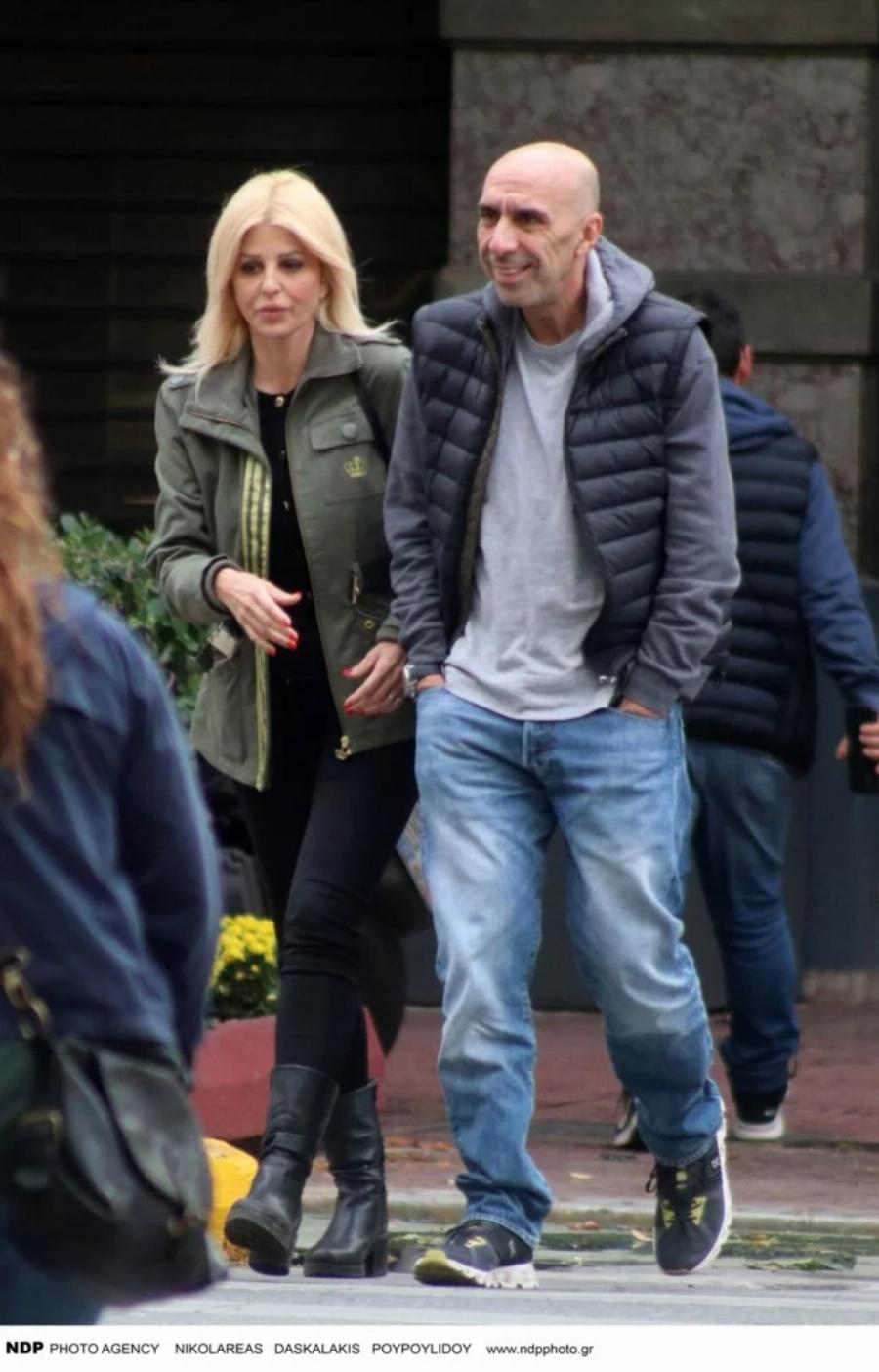 Δεν κρύβουν τον έρωτα τους: Η Έλενα Ράπτη και ο Γιάννης Μπρατάκος σε μια σπάνια έξοδο χέρι-χέρι στο κέντρο της Αθήνας