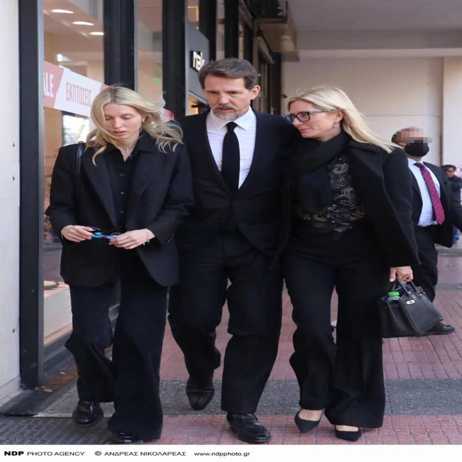 Με μπαστούνι και αθλητικά παπούτσια η Άννα Μαρία της Δανίας: «Μποτιλιάρισμα» στο κέντρο για τη σύζυγο του τέως, σταματούσαν τα αμάξια να την δουν