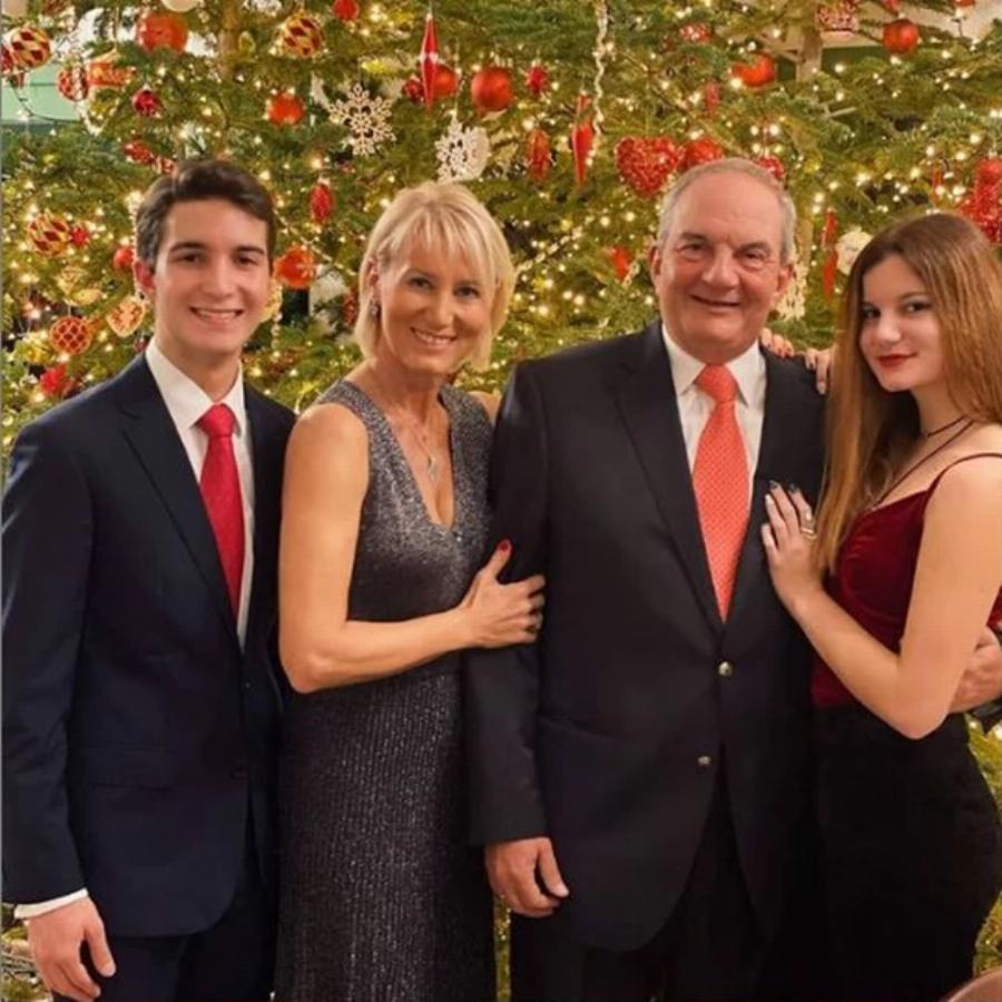 Μαμά και κόρη έλαμπαν: Η Νατάσα Παζαΐτη και Αλίκη Καραμανλή στο ρεβεγιόν με μάξι φόρεματα με ασημί παγιέτες, πιο εκθαμβωτικές από ποτέ