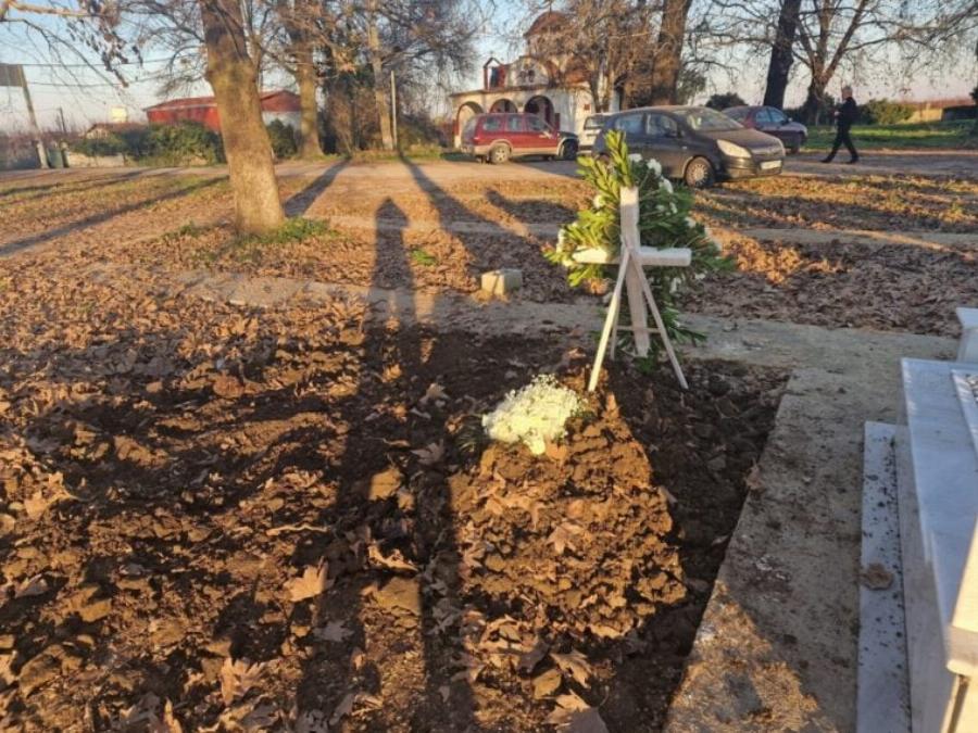 Συγκλονισμένος ο πατέρας του νεκρού μωρού στη Βέροια: «Το παιδί μου ήταν αγγελούδι, δεν με κάλεσαν στην κηδεία του – Δεν συνεννοούμασταν»