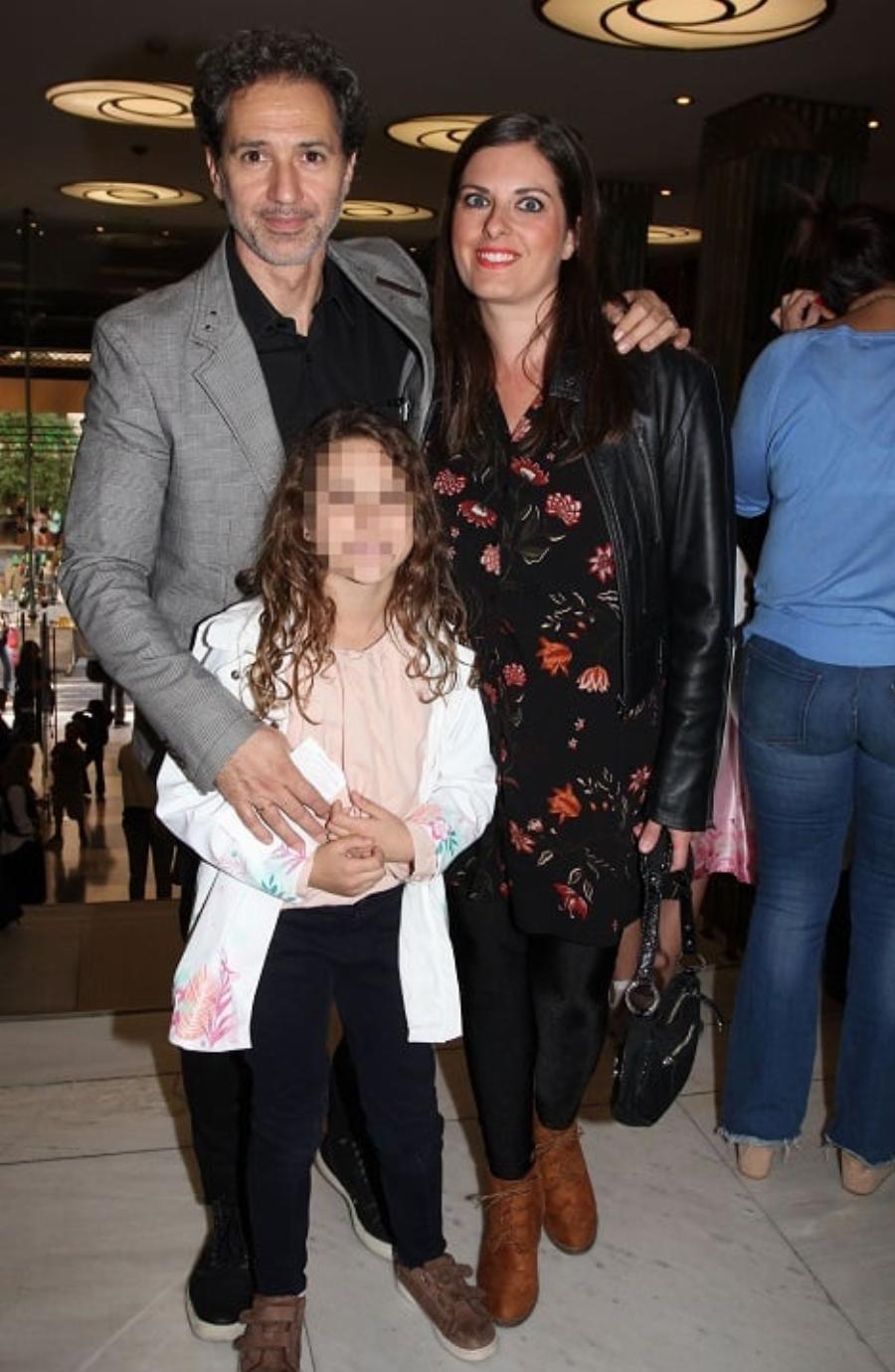 Οχτώ διάσημοι Έλληνες που ερωτεύτηκαν θαυμαστές τους και κατέληξαν στα σκαλιά της εκκλησίας