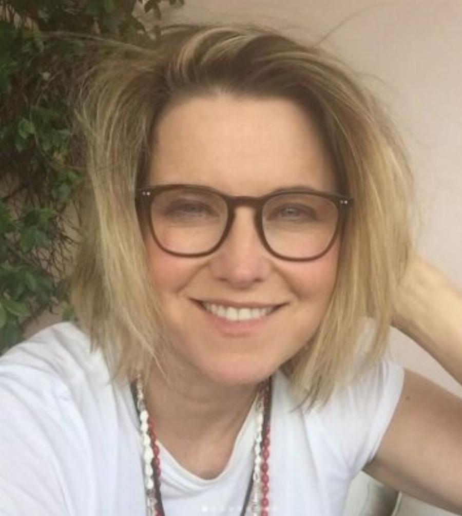 Ξανθιά με αγορέ μαλλί και αγνώριστη: Η «Ζήνα» μεγάλωσε και στα 54 της δεν θυμίζει σε τίποτα την ηρωίδα της σειράς