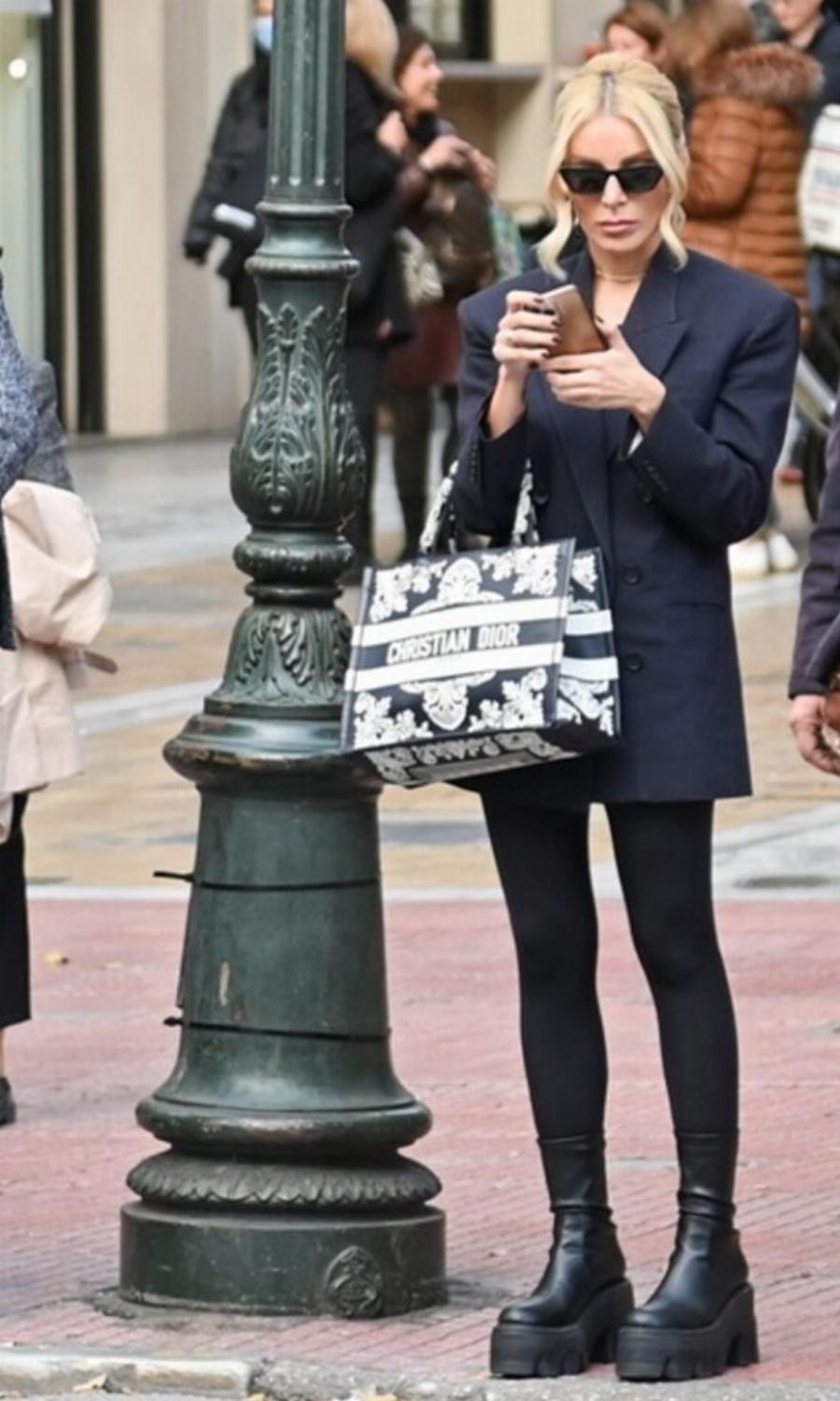 Όλοι κοιτούσαν την τσάντα της: Η Κατερίνα Καινούργιου βγήκε στο κέντρο ντυμένη στα μαύρα με γυαλιά και το κινητό στο χέρι