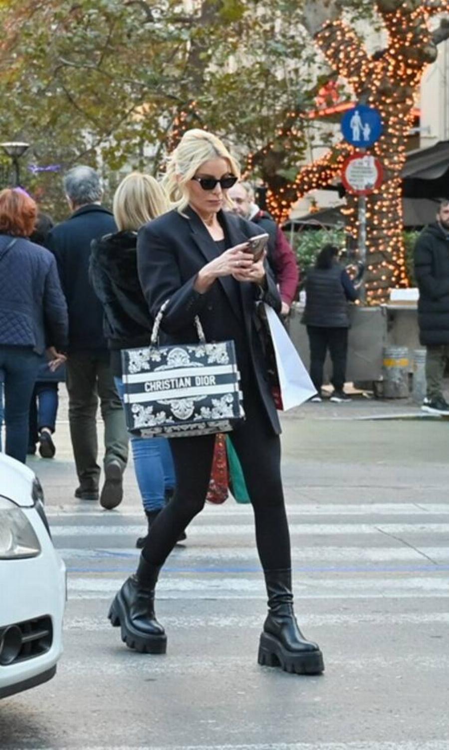 Όλοι κοιτούσαν την τσάντα της: Η Κατερίνα Καινούργιου βγήκε στο κέντρο ντυμένη στα μαύρα με γυαλιά και το κινητό στο χέρι