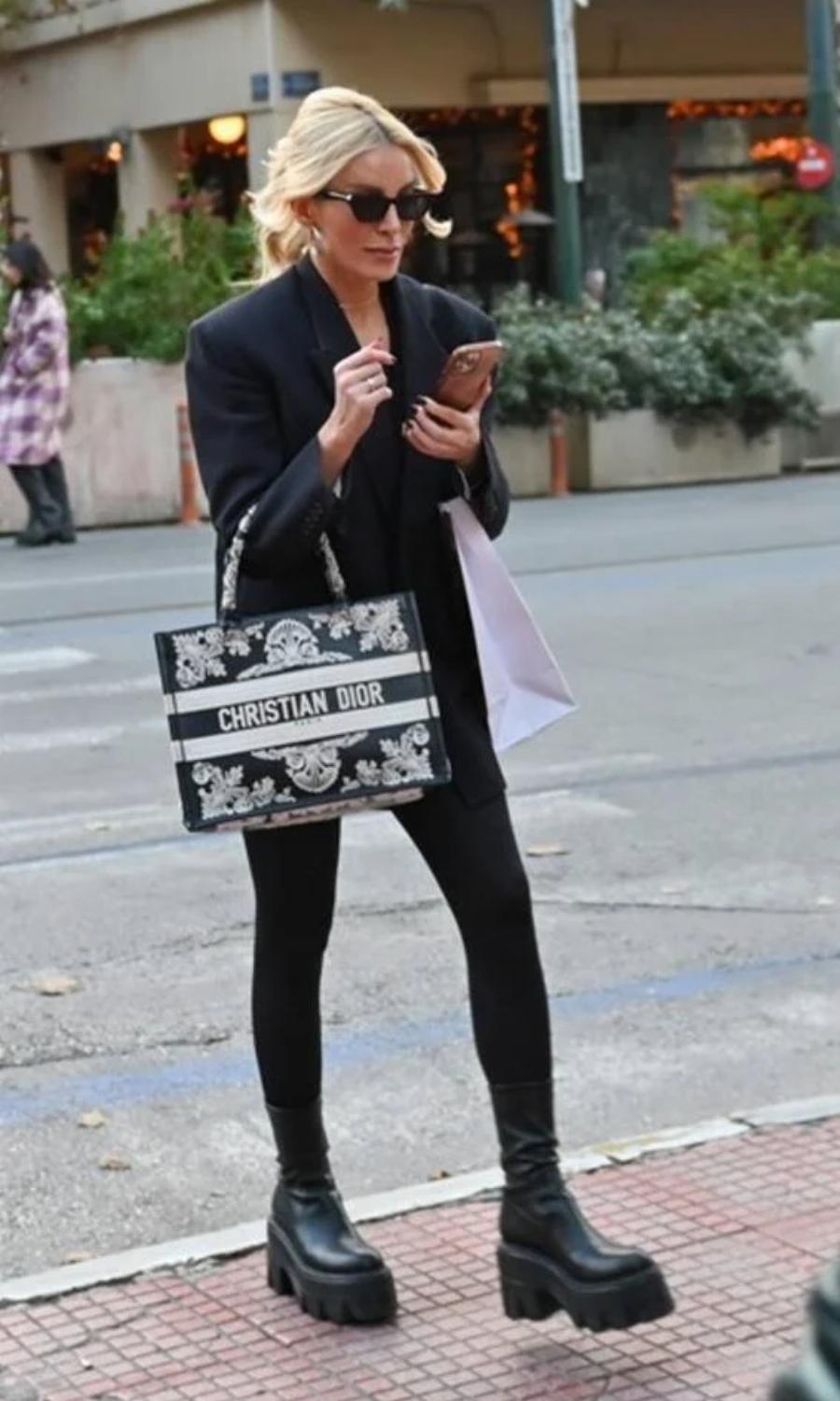 Όλοι κοιτούσαν την τσάντα της: Η Κατερίνα Καινούργιου βγήκε στο κέντρο ντυμένη στα μαύρα με γυαλιά και το κινητό στο χέρι