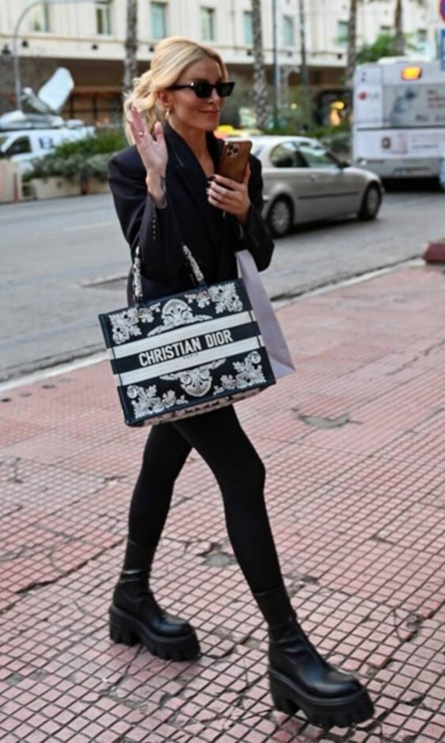 Όλοι κοιτούσαν την τσάντα της: Η Κατερίνα Καινούργιου βγήκε στο κέντρο ντυμένη στα μαύρα με γυαλιά και το κινητό στο χέρι