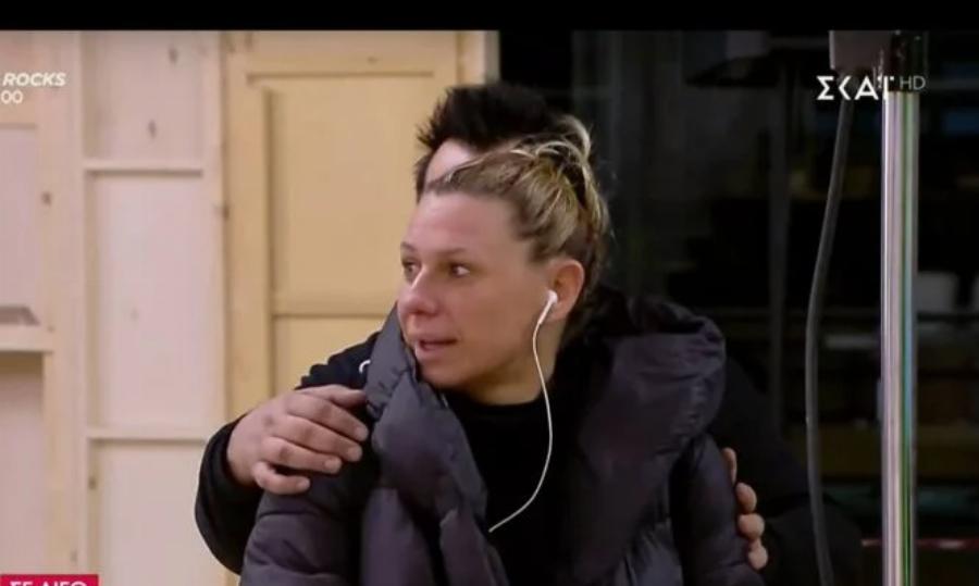 Η Κατερίνα Καραβάτου χωρίς μακιγιάζ και αχτένιστη: Μπήκε στο πλατό και όταν κατάλαβε ότι την τραβάει κάμερα κρύφτηκε