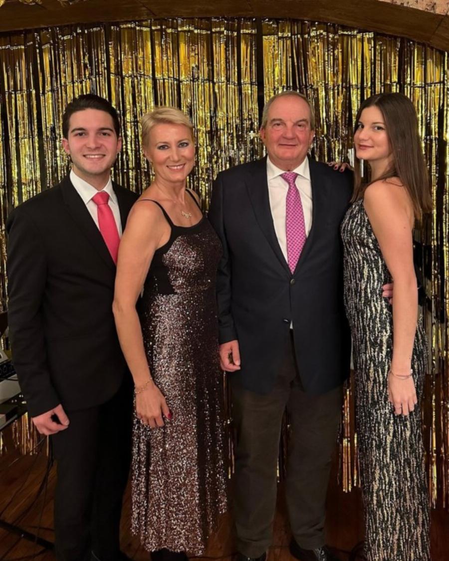 Μαμά και κόρη έλαμπαν: Η Νατάσα Παζαΐτη και Αλίκη Καραμανλή στο ρεβεγιόν με μάξι φόρεματα με ασημί παγιέτες, πιο εκθαμβωτικές από ποτέ