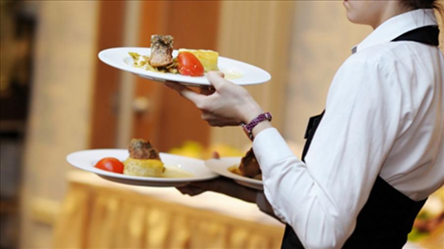 Μάθημα ανθρωπιάς: Είσαι από αυτούς που δίνουν το πιάτο στον σερβιτόρο;