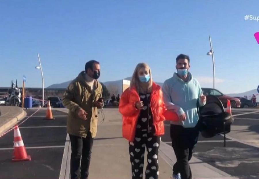 Περήφανος μπαμπάς ο Δημήτρης Αλεξάνδρου: Μας δείχνει την εξουθενωμένη Ιωάννα Τούνη και τον γιο τους να κοιμούνται μέσα στο αμάξι