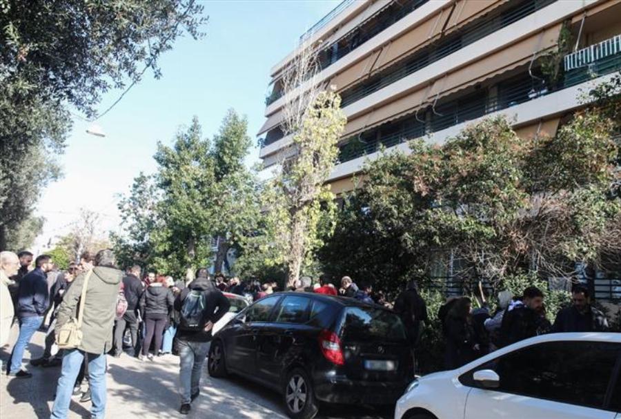 Σε απόγνωση μητέρα 2 παιδιών στα Πατήσια: Δεν πλήρωσε τα κοινόχρηστα και τους «πετάνε» έξω από το σπίτι