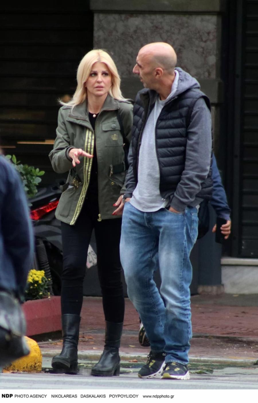 Δεν κρύβουν τον έρωτα τους: Η Έλενα Ράπτη και ο Γιάννης Μπρατάκος σε μια σπάνια έξοδο χέρι-χέρι στο κέντρο της Αθήνας