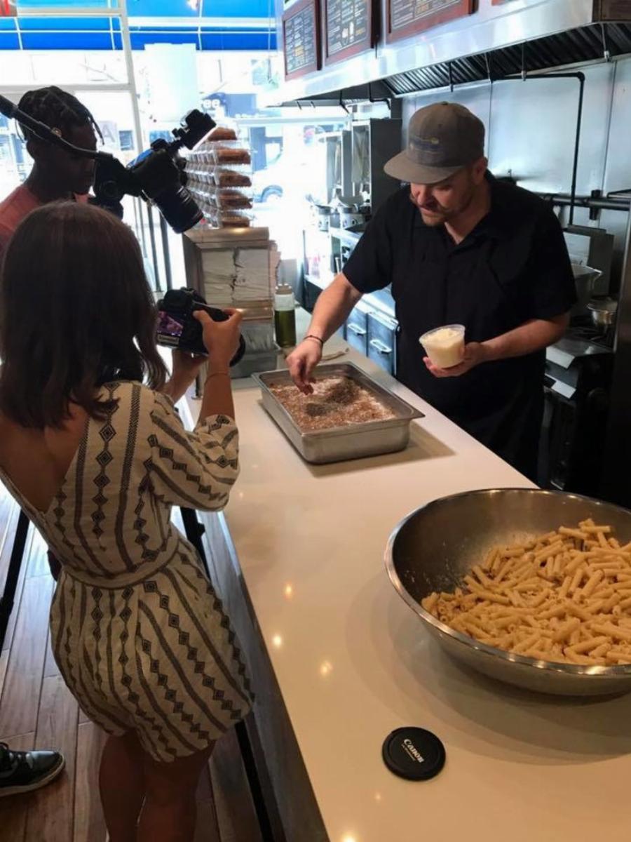 Παραμιλούν οι Αμερικάνοι με το παστίτσιο της Ελληνίδας μάνας: Ο Έλληνας σεφ και η ιστορία της επιτυχίας του