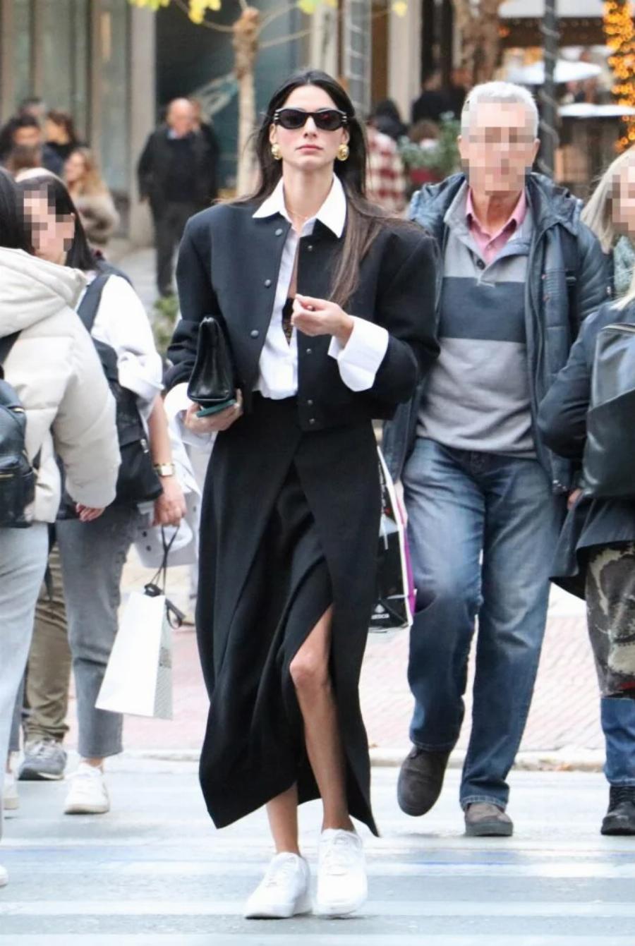 Απλή λιτή και απέριττη: Σούσουρο στο κέντρο της Αθήνας με την εμφάνιση της Ηλιάνας Παπαγεωργίου, όλοι κοιτούσαν τα πόδια της