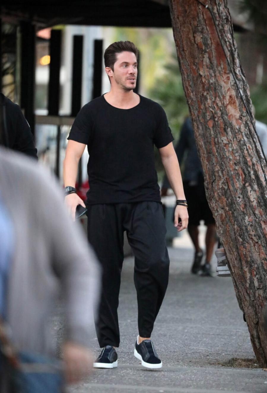 Ο Νίκος Οικονομόπουλος εξομολογείται: «Ζούμε στην εποχή που έχει χαθεί το φλερτ, ο έρωτας και υπάρχει μόνο η σαρκική απόλαυση»