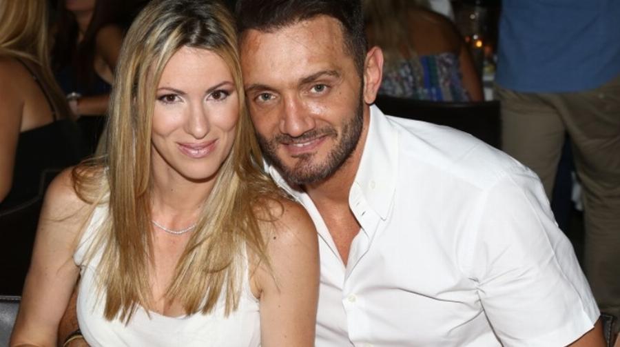 Ξανθιά και κούκλα σαν μοντέλο: Η «άγνωστη» σύζυγος του Χρήστου Μενιδιάτη, τα 24 χρόνια μιας μεγάλης σχέσης και τα τρία παιδιά