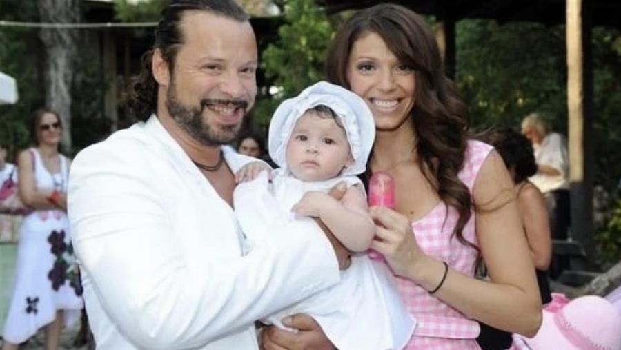 Οχτώ διάσημοι Έλληνες που ερωτεύτηκαν θαυμαστές τους και κατέληξαν στα σκαλιά της εκκλησίας