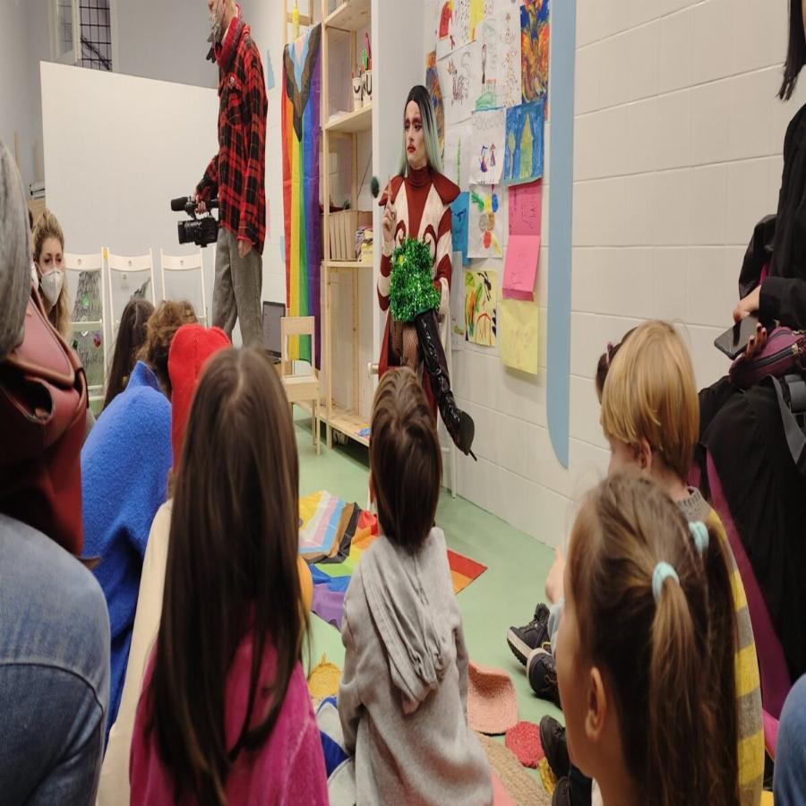 Σούσουρο με drag queen: «Οι γονείς που αντέδρασαν, δεν θα έπρεπε να έχουν παιδιά»