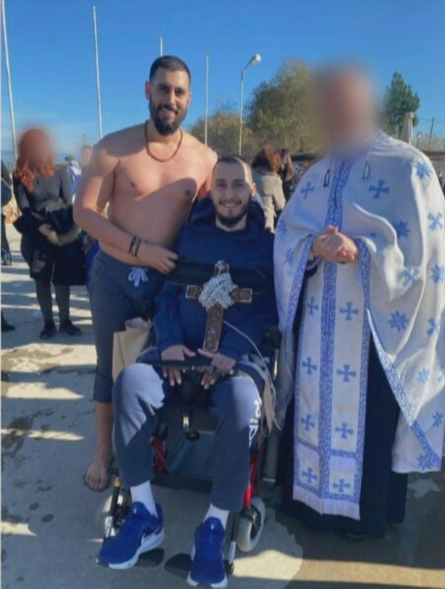 Συγκινητικές στιγμές στη Χαλκίδα: 23χρονος φοιτητής βουτάει και πιάνει τον Σταυρό για τον Γιάννη Δαμιανό