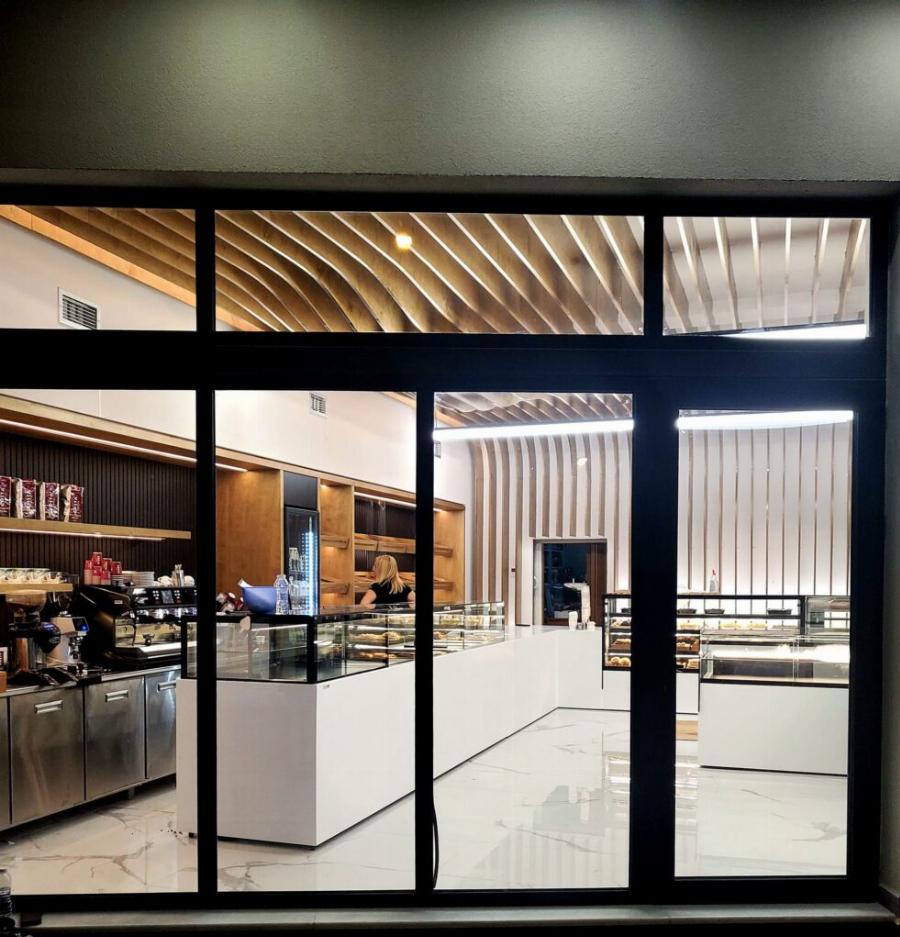 Ένα αρχιτεκτονικό στολίδι: Το πιο ντιζαϊνάτο αρτοποιείο βρίσκεται στα Κρέστενα Ηλείας με πρωταγωνιστή το ξύλο