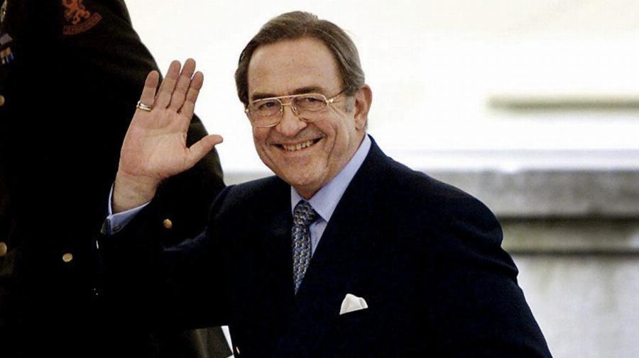 «Θλίψη και θλίψη»: Το δημόσιο «αντίο» του Ηλία Ψινάκη – Με μία φωτογραφία εμφανίστηκε πεσμένος στα γόνατα