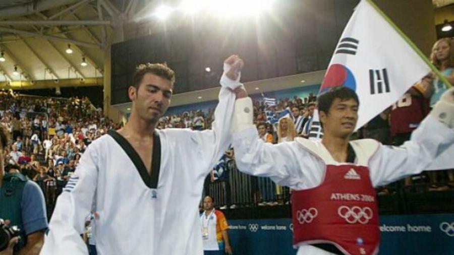 «Τσακίζει κόκαλα» ο Κορεατής αντίπαλος του Αλέξανδρου Νικολαΐδη από το 2004: Βρέθηκε στο μνήμα του στη Θεσσαλονίκη