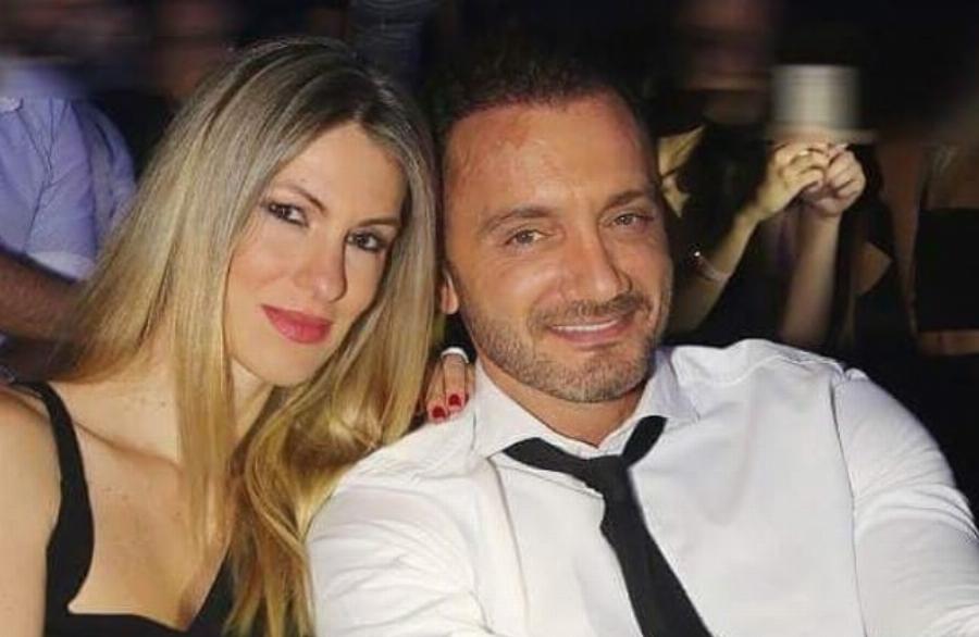 Ξανθιά και κούκλα σαν μοντέλο: Η «άγνωστη» σύζυγος του Χρήστου Μενιδιάτη, τα 24 χρόνια μιας μεγάλης σχέσης και τα τρία παιδιά