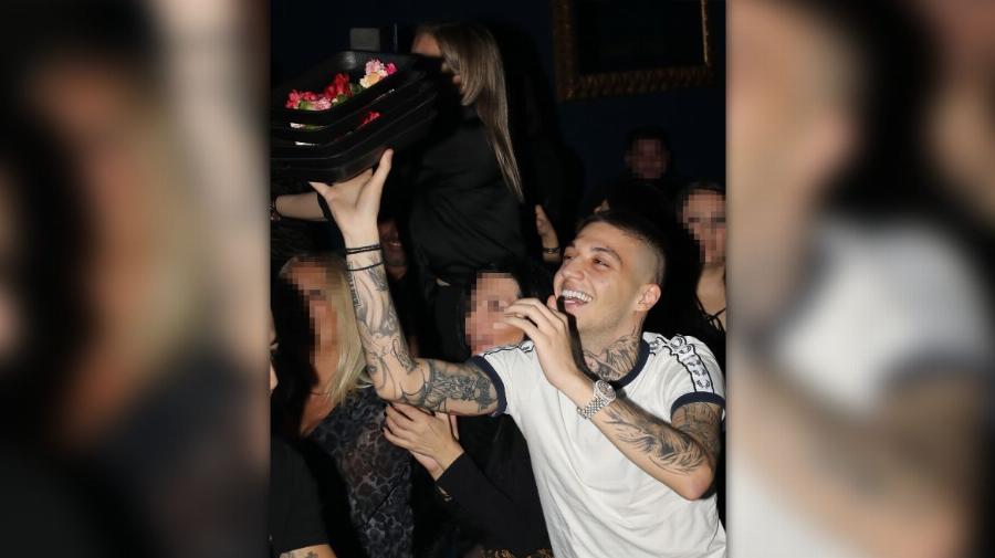 Μαμά και γιος στα μπουζούκια: Ο τράπερ Trannos διασκέδασε με τη μητέρα του μέχρι τις πρώτες πρωινές ώρες