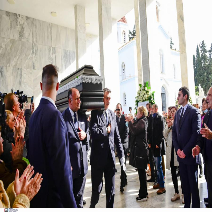 Όλη η Ελλάδα θρηνεί για τον Νίκο Ξανθόπουλο: Ανείπωτη θλίψη στη κηδεία του, τραγική φιγούρα η σύζυγός του Εριφύλη